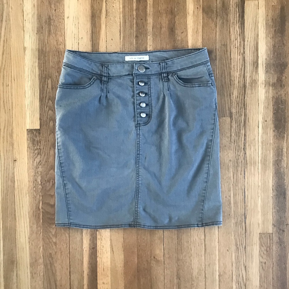 Gray skirt with buttons